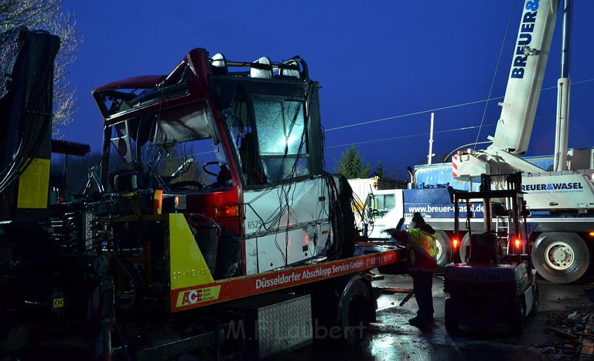 Schwerer VU Bus Zug Düsseldorf P576.JPG